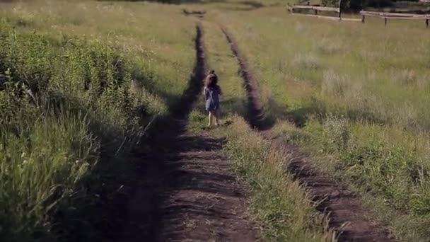 Çocuk Vahşi Doğanın Arka Planına Karşı Rus Dağları Ovalar Tarlalar — Stok video