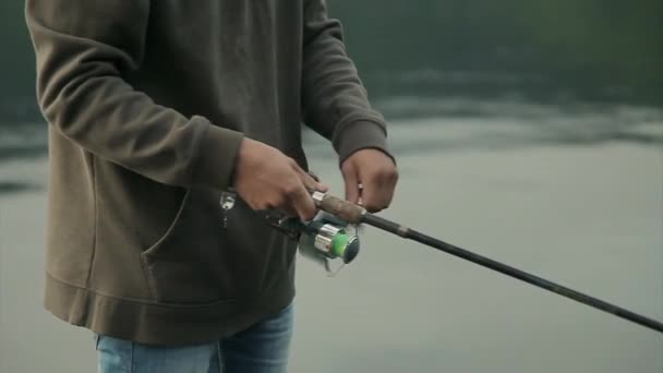 在钓鱼旅行中 一个人从钓竿上滑脱下来 — 图库视频影像
