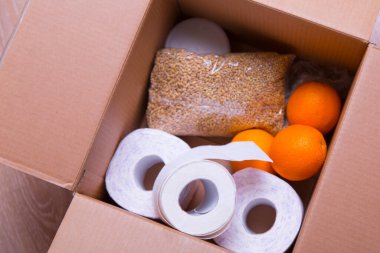 Bir kutuda kendini izole etmek için temel ürünler: tahıllar. Tuvalet kağıdı, meyve, konserve yiyecek. Eve teslim. Nüfusa yardım