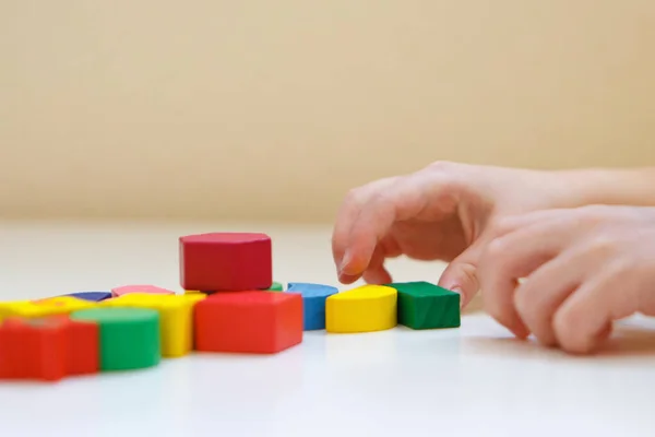 Ребенок Играет Цветными Фигурами Детали Игрушки Руках Концепция Развития Мелкой — стоковое фото