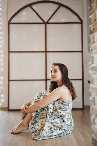 Rapariga Está Sentada Nas Cadeiras Passar Tempo Auto Isolamento Decoração — Fotografia de Stock