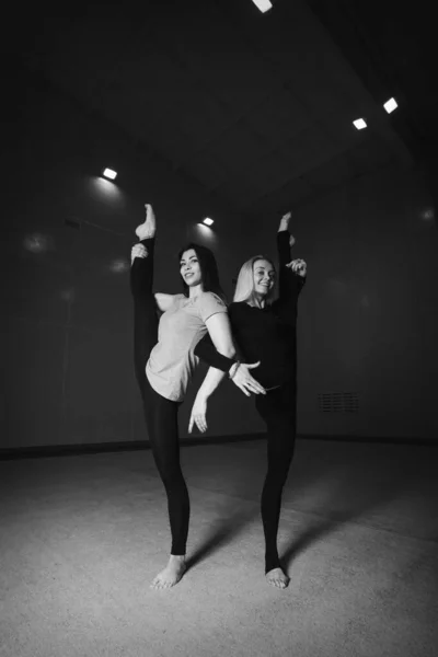 Women Sat Twine Classes Fitness Club Two Girl Engaged Recreational — Stock Photo, Image