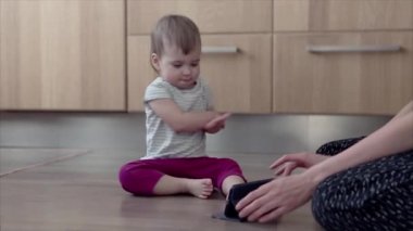 Küçük çocuk bilgisayarda oynuyor. Dahi Çocuk iş planlama, ev işi, karantina, kendi kendini izole etme, koronavirüsten koruma, virüs, ev eğitimi, mesafe çalışması tekniklerini öğrenir..