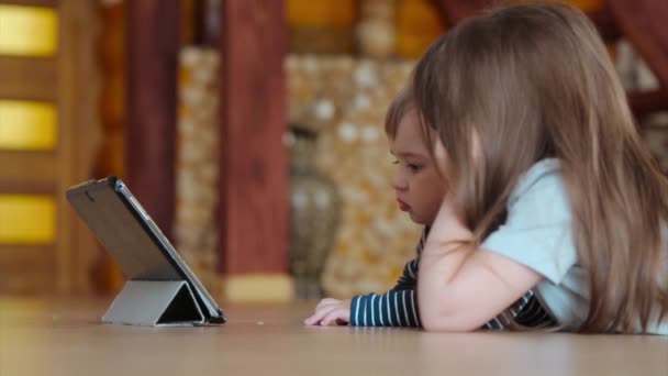 Dzieci Oglądają Kreskówki Tablecie Rodzinny Czas Wakacje Koncepcja Pracy Domowej — Wideo stockowe