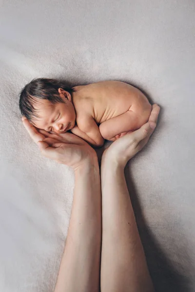 Le Nouveau Ne Couche Sur Les Mains Des Parents Imitation De Bebe Dans L Uterus Belle Le Nouveau Ne Couche Sur Les Mains Des Parents Imitation De Bebe Dans L Uterus Belle