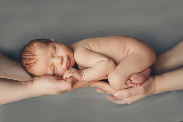 Le Nouveau Ne Couche Sur Les Mains Des Parents Imitation De Bebe Dans L Uterus Belle Le Nouveau Ne Couche Sur Les Mains Des Parents Imitation De Bebe Dans L Uterus Belle