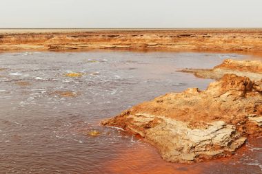 Petrol gölde Dallol yanardağ, Danakil depresyon, Etiyopya