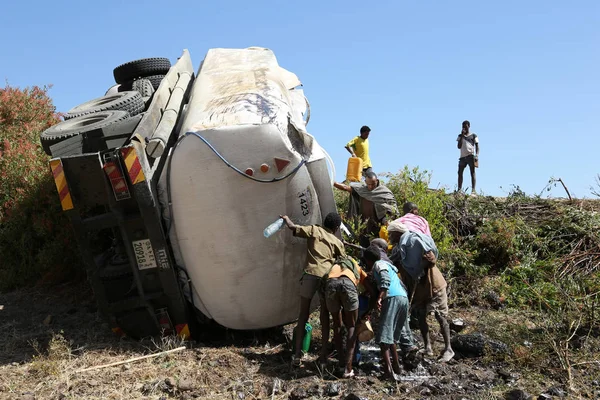 埃塞俄比亚亚的斯亚贝巴，2015 年 1 月，事故的柴油卡车，社论 — 图库照片