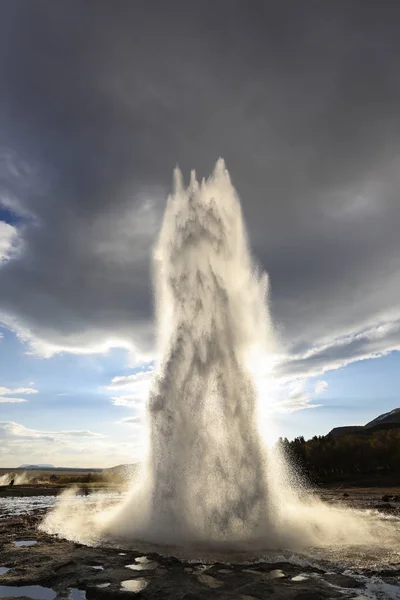 Éruption de Geyser "Strokkur" en Islande — Photo