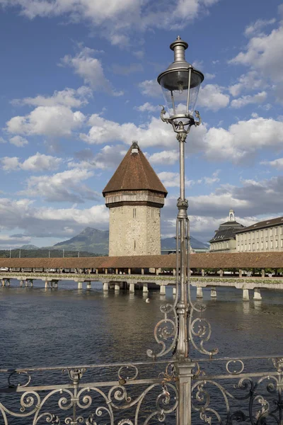 Lucerne s dřevěným mostem nazývá kaple most — Stock fotografie