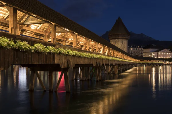 Lucerne s dřevěným mostem nazývá kaple most v noci — Stock fotografie