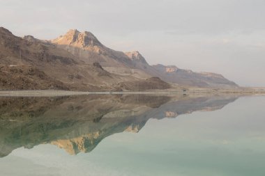 Ölü Deniz kıyı şeridi manzara görünümü. Dead Sea, Israel.