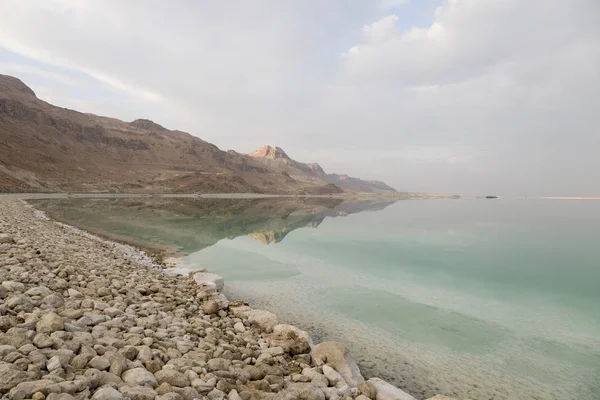 Ölü Deniz kıyı şeridi manzara görünümü. Dead Sea, Israel.