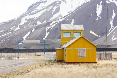 Pyramiden, Norveç - 25 Haziran 2015: Harap binanın dış