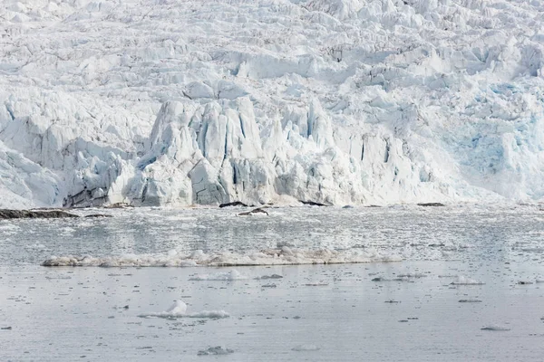 Στη θάλασσα στον κόλπο με ένα παγετώνα και παγόβουνα στο Αρχιπέλαγος Σβάλμπαρντ, Spitsbergen, Νορβηγία — Φωτογραφία Αρχείου
