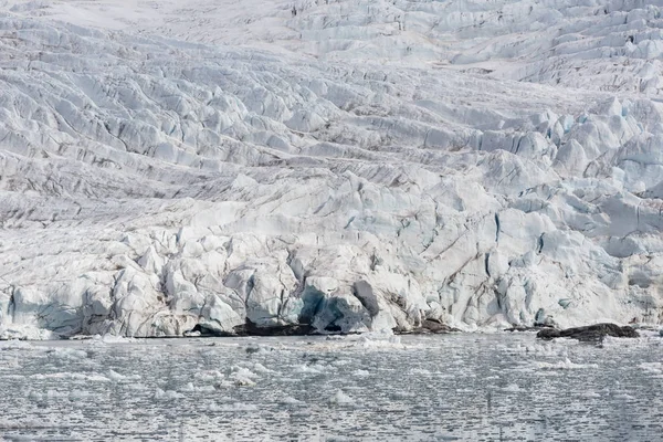 海海湾与冰川和冰山在斯匹次卑尔根，挪威斯瓦尔巴群岛 — 图库照片