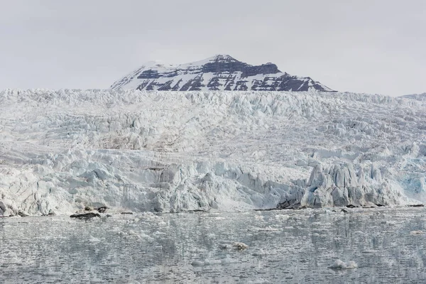 Baie maritime avec glacier et icebergs à Svalbard, Spitzberg, Norvège — Photo