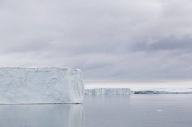 Svalbard, Spitsbergen, Norveç kutup deniz içinde yüzen buzdağı