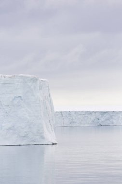 Svalbard, Spitsbergen, Norveç kutup deniz içinde yüzen buzdağı