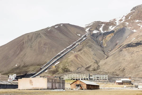 Заброшенный русский шахтерский городок Пирамида на Шпицбергене — стоковое фото