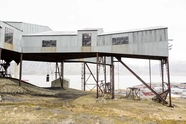 Vecchia funivia per il trasporto del carbone a Longyearbyen, Spitsbergen, Norvegia — Foto Stock