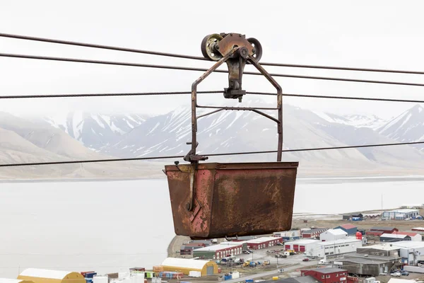 Teleférico antiguo para el transporte de carbón en Longyearbyen, Spitsbergen, Noruega —  Fotos de Stock