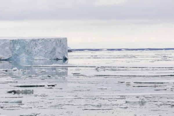 冰山漂浮在斯瓦尔巴群岛极地海斯匹次卑尔根，挪威 — 图库照片