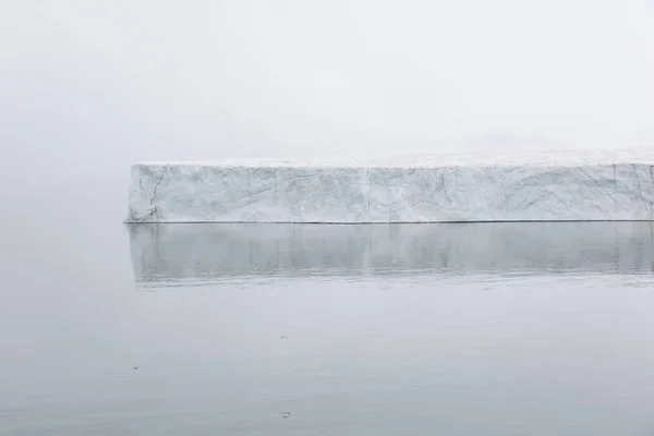 Iceberg unosi się w polar sea Svalbard, Spitsbergen, Norwegia — Zdjęcie stockowe