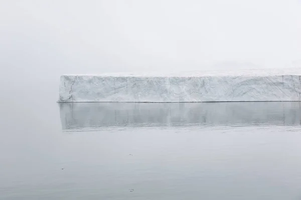 Svalbard, Spitsbergen, Norveç kutup deniz içinde yüzen buzdağı — Stok fotoğraf