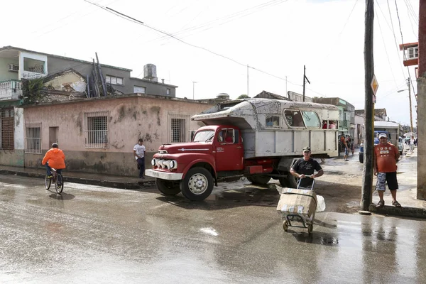 Cardenas, Kuba - 26. listopadu 2015: Nákladní jednotky na silnici, Ed — Stock fotografie