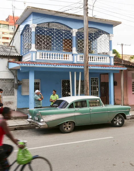 Cárdenas, Cuba - 11 de noviembre de 2015: Coche de época (Oldtimer) en — Foto de Stock