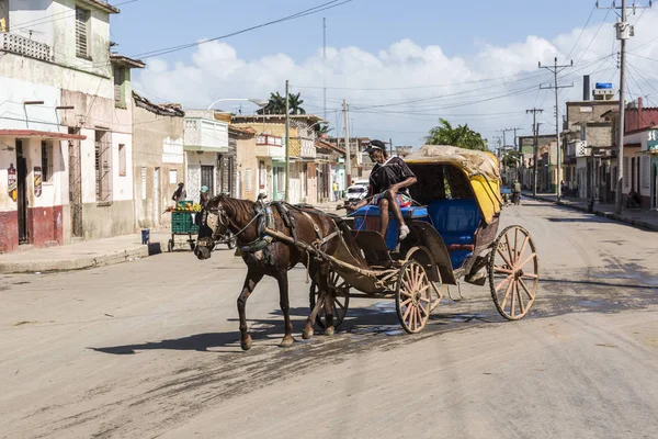 Cardenas, Kuba - November 26, 2015: Hästskjuts i gatan — Stockfoto
