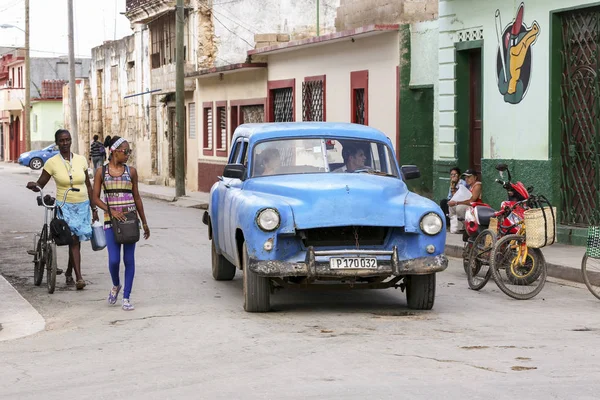 Cardenas, Cuba - 26 novembre 2015: Ciclista per le strade di Ca — Foto Stock