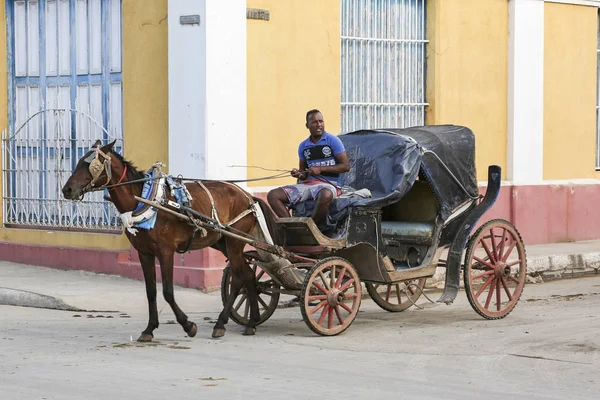 Cardenas, Kuba - November 26, 2015: Hästskjuts i gatan — Stockfoto