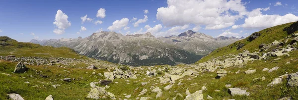 Κοιλάδα την όμορφη «Engadin», Γκρίσονς, Ελβετία — Φωτογραφία Αρχείου