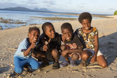 Tanna, Vanuatu Cumhuriyeti, 17 Temmuz 2014, mutlu yerli çocuk