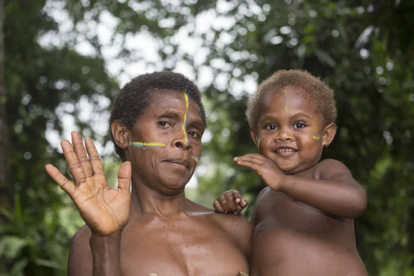 Tanna, República de Vanuatu, 12 de julho de 2014, Mãe indígena com seu filho — Fotografia de Stock