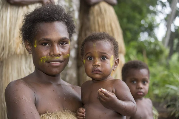 Tanna, Republiken Vanuatu, juli 12th, 2014, inhemska mor med sitt barn — Stockfoto