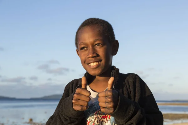 Танна, Республика Вануату, 17 июля 2014 года, Портрет счастливого местного мальчика — стоковое фото