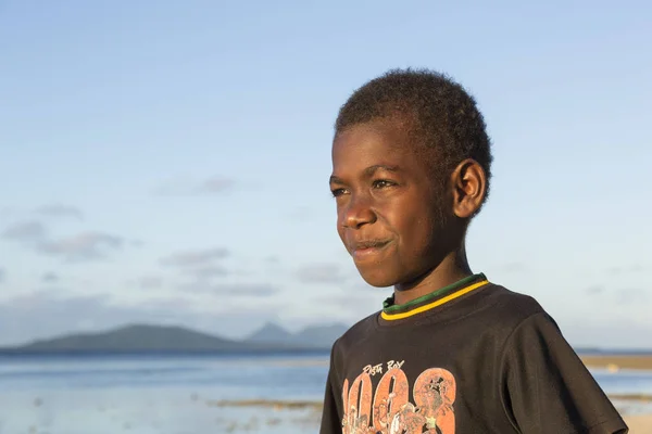Танна, Республика Вануату, 17 июля 2014 года, Портрет счастливого местного мальчика — стоковое фото