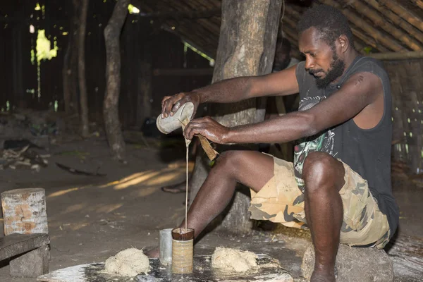 Pentecostés, República de Vanuatu, 21 de julio de 2014, Hombres indígenas participan en Ceremonia tradicional de Kava . — Foto de Stock