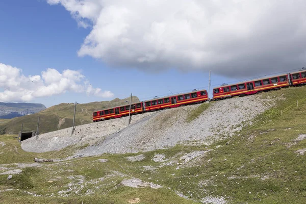 Jungfraujoch, Švýcarsko - 22. srpna 2015: Slavný ozubená kola vlak cestování z venčí na Kleine Scheidegg. Mount Eiger v pozadí — Stock fotografie