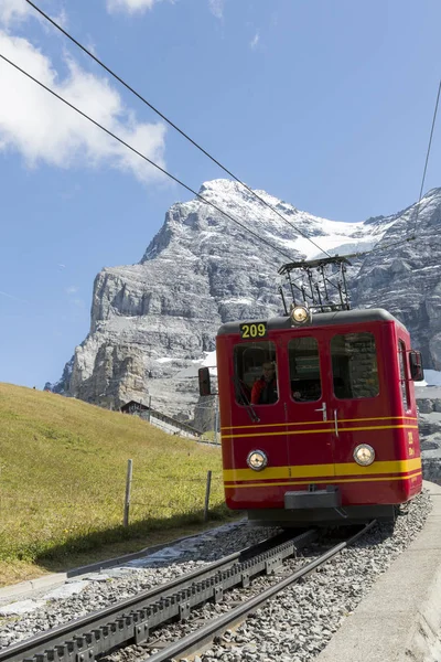 Jungfraujoch (Швейцарія)-22 серпня 2015: Знаменитий cog колесо залізничного подорожі з Jungfraujoch до Kleine Боденському. Гори Ейгер у фоновому режимі — стокове фото