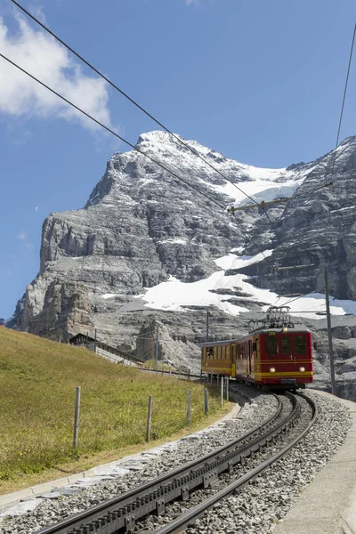 Jungfraujoch (Швейцарія)-22 серпня 2015: Знаменитий cog колесо залізничного подорожі з Jungfraujoch до Kleine Боденському. Гори Ейгер у фоновому режимі — стокове фото