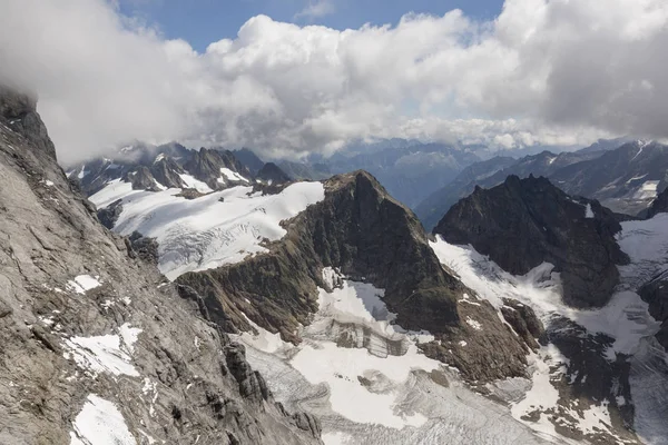 De Alpen met de gletsjer in de buurt van Mount Titlis, Engelberg, Zwitserland — Stockfoto