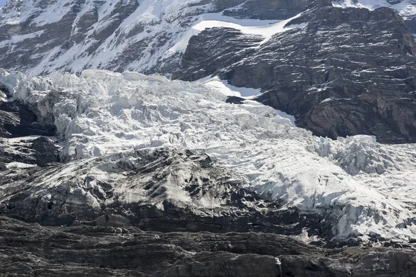 Ghiacciaio con fessure dei ghiacciai nelle Alpi vicino a Grindelwald, Svizzera — Foto Stock