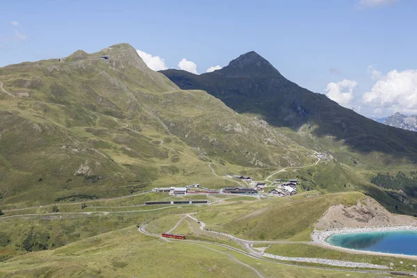 Estación de tren "Kleine Scheidegg" con lago en los Alpes cerca de Grindelwald, Bernese Oberland, Suiza —  Fotos de Stock