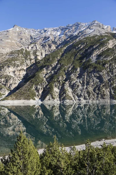 Lago di Livigno, hegyi tó-a határ menti terület, a svájci és az olasz Alpok — Stock Fotó