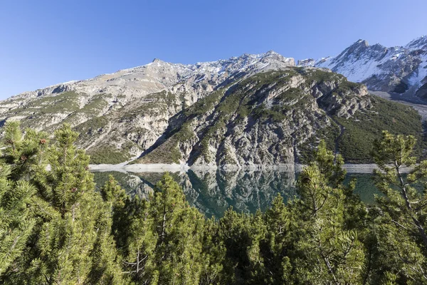 Lago di Livigno, Lago de montaña en la zona fronteriza de los Alpes suizos e italianos — Foto de Stock