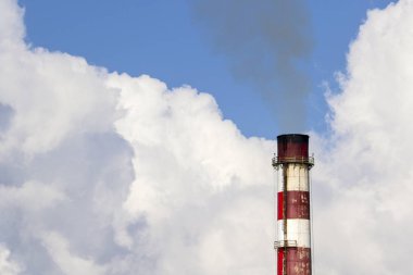 bulutlu gökyüzü karşı endüstriyel baca